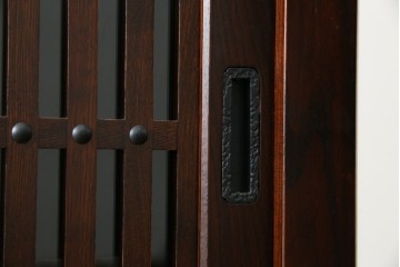 中古　美品　タモ材　落ち着いた佇まいで空間に取り入れやすい水屋箪笥　(R-085741)