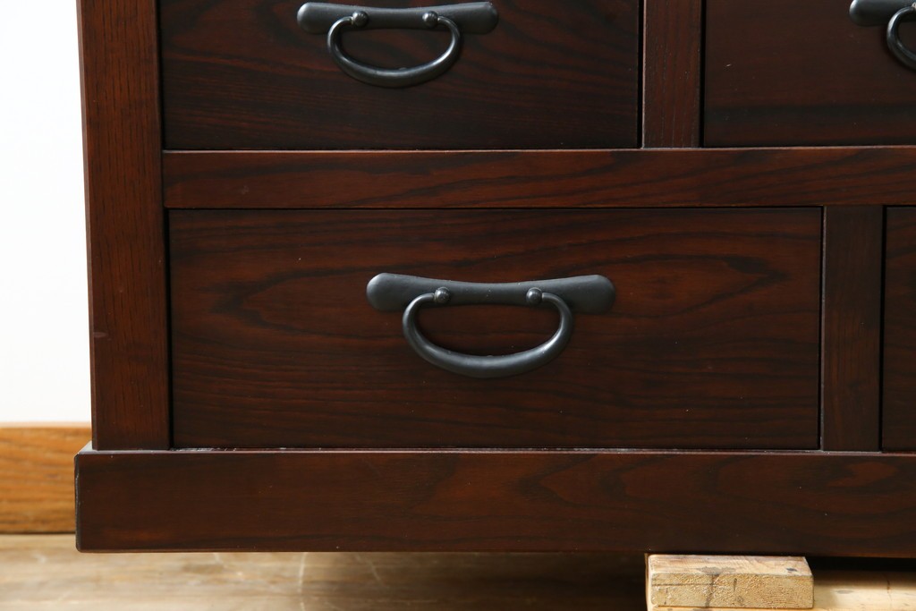 中古　美品　タモ材　落ち着いた佇まいで空間に取り入れやすい水屋箪笥　(R-085741)