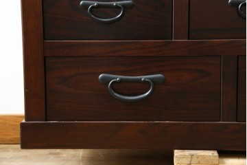 中古　美品　タモ材　落ち着いた佇まいで空間に取り入れやすい水屋箪笥　(R-085741)