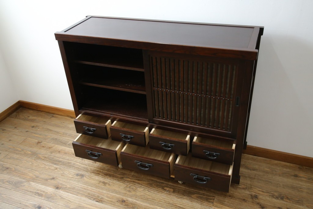 中古　美品　タモ材　落ち着いた佇まいで空間に取り入れやすい水屋箪笥　(R-085741)