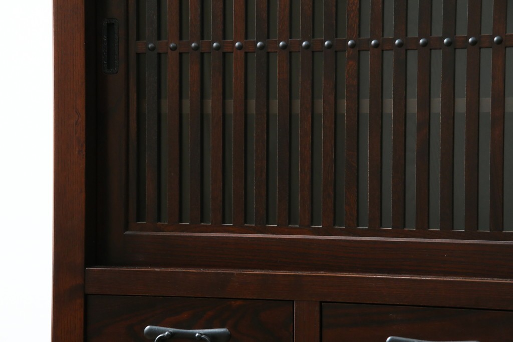 中古　美品　タモ材　落ち着いた佇まいで空間に取り入れやすい水屋箪笥　(R-085741)