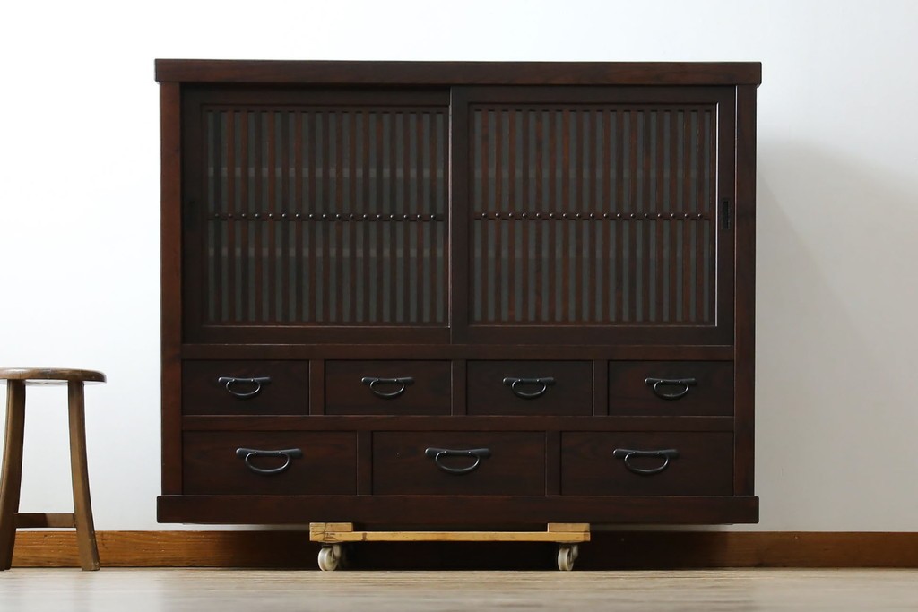 中古　美品　タモ材　落ち着いた佇まいで空間に取り入れやすい水屋箪笥　(R-085741)