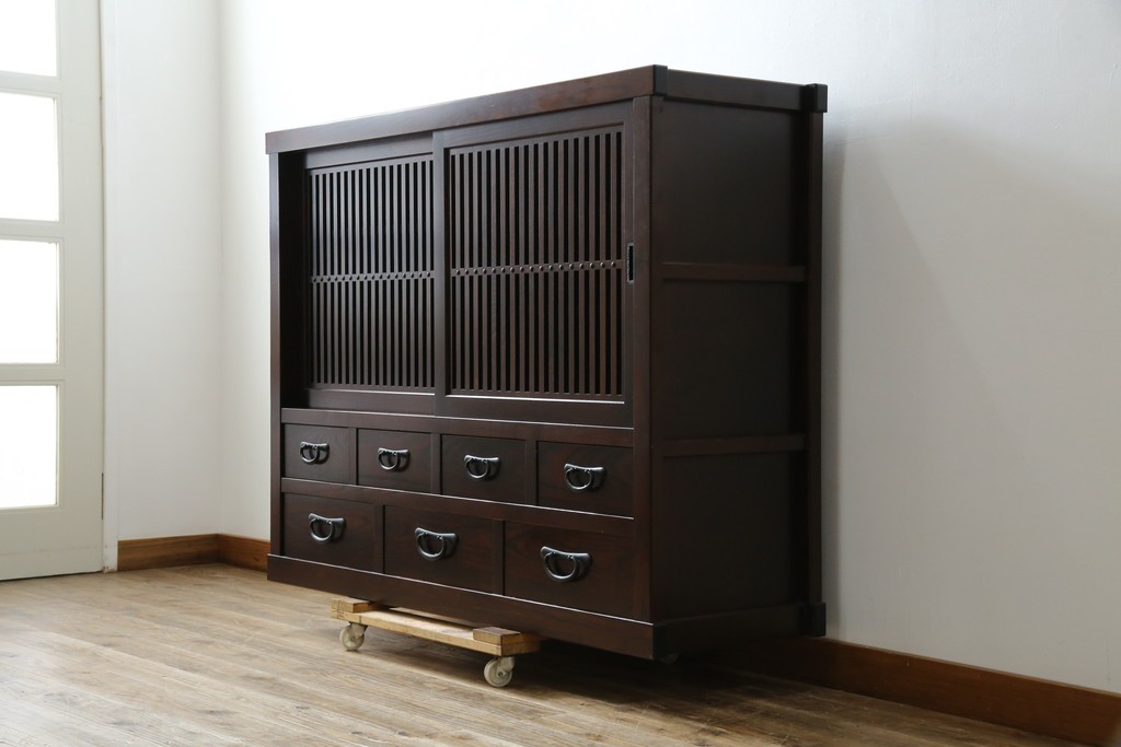 中古　美品　タモ材　落ち着いた佇まいで空間に取り入れやすい水屋箪笥　(R-085741)