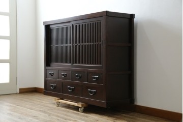 中古　美品　タモ材　落ち着いた佇まいで空間に取り入れやすい水屋箪笥　(R-085741)