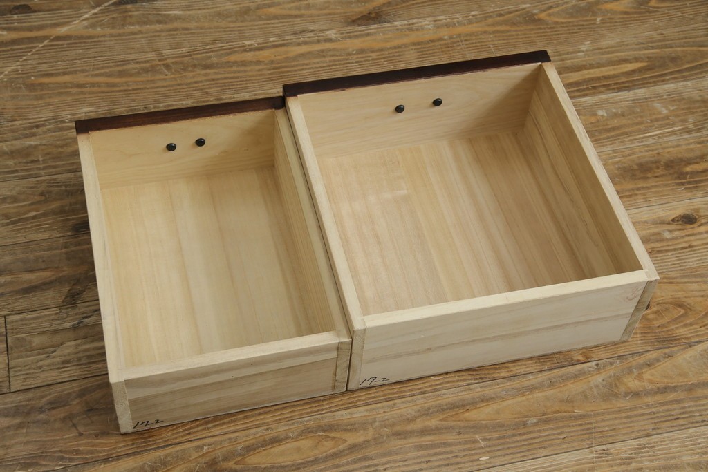 中古　美品　タモ材　落ち着いた佇まいで空間に取り入れやすい水屋箪笥　(R-085741)