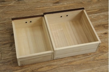 中古　美品　タモ材　落ち着いた佇まいで空間に取り入れやすい水屋箪笥　(R-085741)