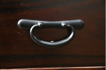 中古　美品　タモ材　落ち着いた佇まいで空間に取り入れやすい水屋箪笥　(R-085741)