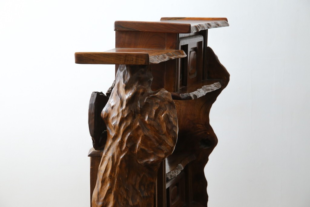 和製ヴィンテージ　特注　工芸家具　総欅(ケヤキ)材　漆塗り　凝ったデザインが存在感抜群の民芸飾り棚　(R-085742)