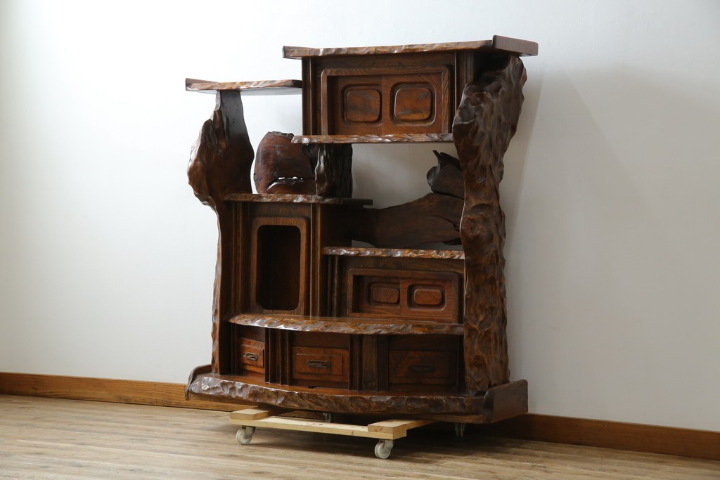 和製ヴィンテージ　特注　工芸家具　総欅(ケヤキ)材　漆塗り　凝ったデザインが存在感抜群の民芸飾り棚　(R-085742)