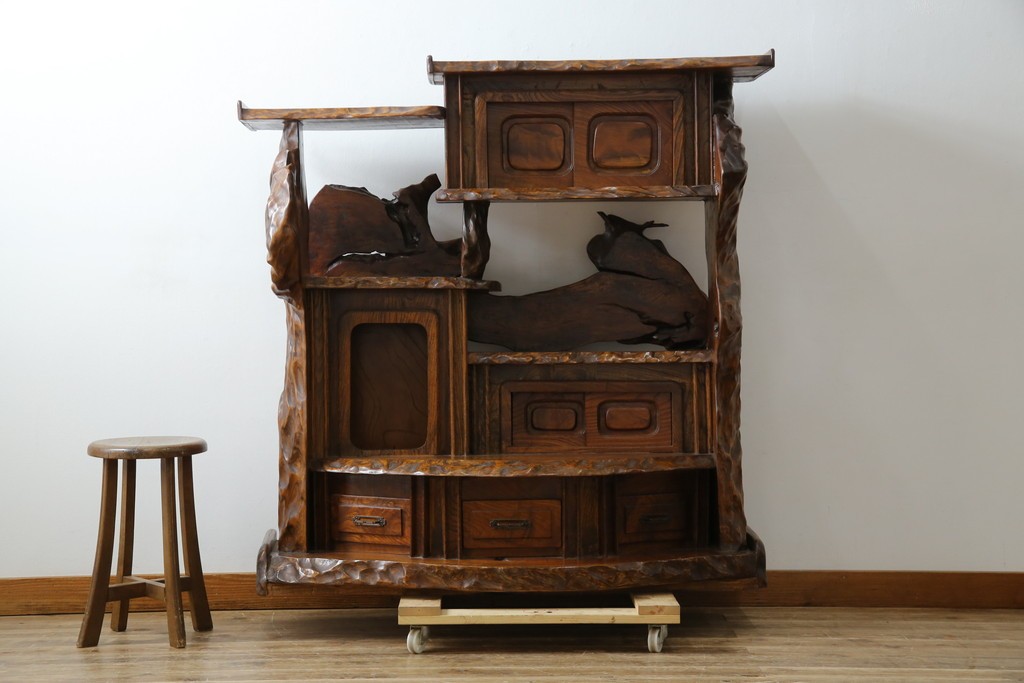 和製ヴィンテージ　特注　工芸家具　総欅(ケヤキ)材　漆塗り　凝ったデザインが存在感抜群の民芸飾り棚　(R-085742)