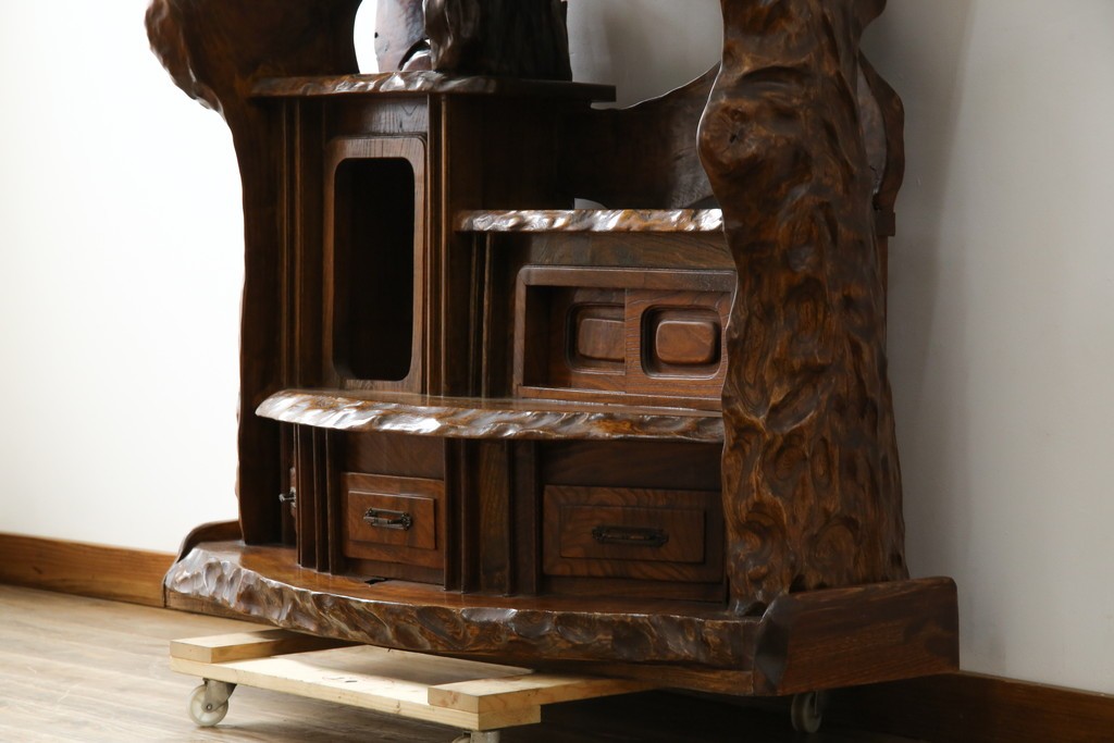 和製ヴィンテージ　特注　工芸家具　総欅(ケヤキ)材　漆塗り　凝ったデザインが存在感抜群の民芸飾り棚　(R-085742)