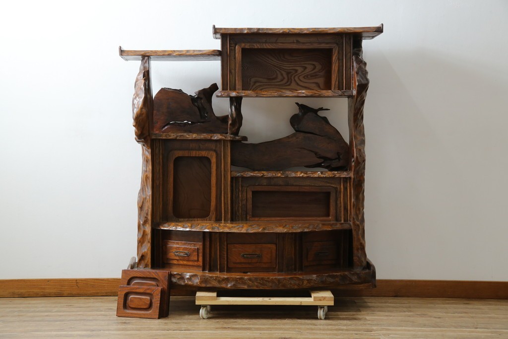 和製ヴィンテージ　特注　工芸家具　総欅(ケヤキ)材　漆塗り　凝ったデザインが存在感抜群の民芸飾り棚　(R-085742)