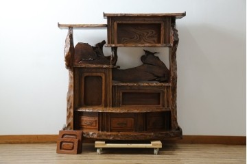 和製ヴィンテージ　特注　工芸家具　総欅(ケヤキ)材　漆塗り　凝ったデザインが存在感抜群の民芸飾り棚　(R-085742)