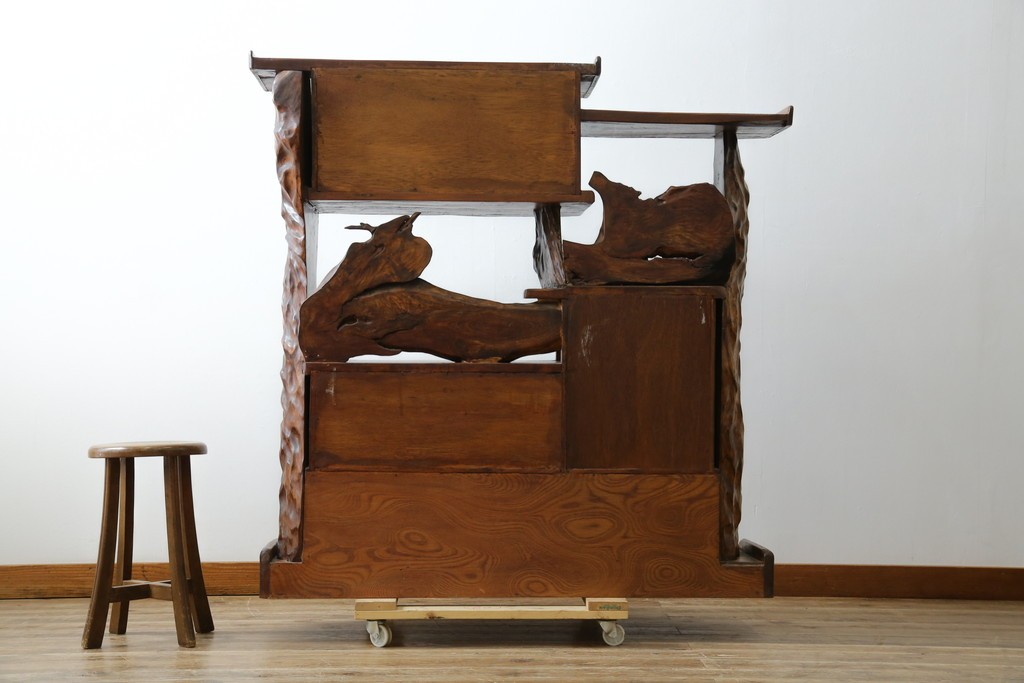 和製ヴィンテージ　特注　工芸家具　総欅(ケヤキ)材　漆塗り　凝ったデザインが存在感抜群の民芸飾り棚　(R-085742)