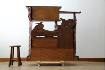 和製ヴィンテージ　特注　工芸家具　総欅(ケヤキ)材　漆塗り　凝ったデザインが存在感抜群の民芸飾り棚　(R-085742)