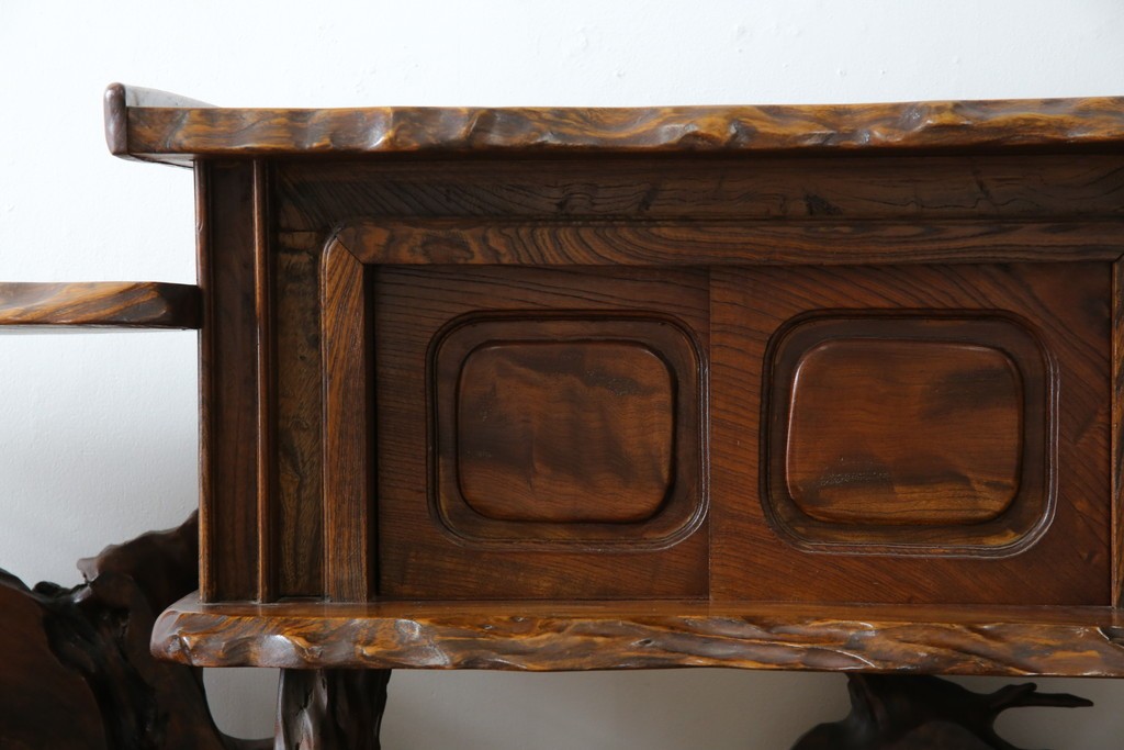 和製ヴィンテージ　特注　工芸家具　総欅(ケヤキ)材　漆塗り　凝ったデザインが存在感抜群の民芸飾り棚　(R-085742)