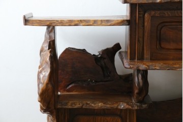 和製ヴィンテージ　特注　工芸家具　総欅(ケヤキ)材　漆塗り　凝ったデザインが存在感抜群の民芸飾り棚　(R-085742)