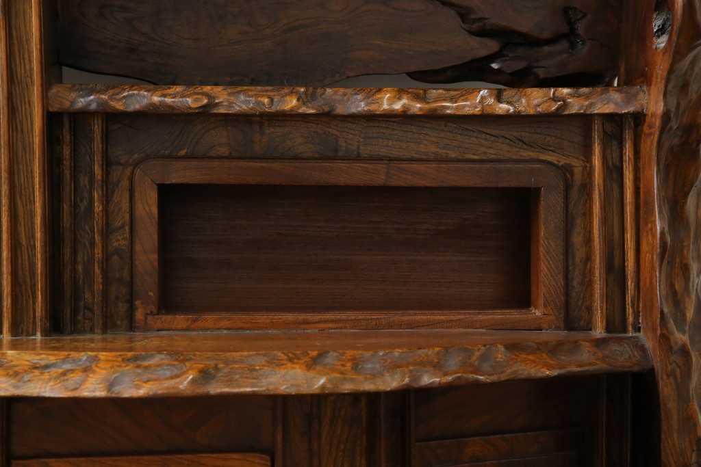 和製ヴィンテージ　特注　工芸家具　総欅(ケヤキ)材　漆塗り　凝ったデザインが存在感抜群の民芸飾り棚　(R-085742)