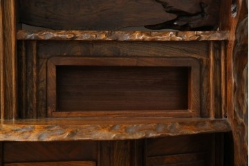 和製ヴィンテージ　特注　工芸家具　総欅(ケヤキ)材　漆塗り　凝ったデザインが存在感抜群の民芸飾り棚　(R-085742)