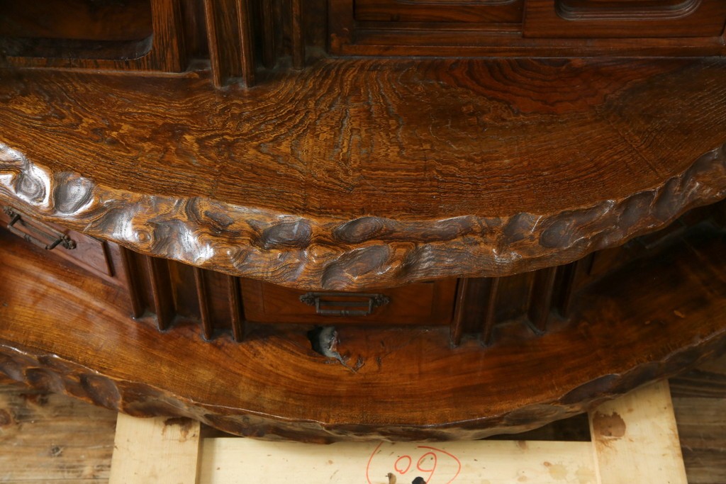 和製ヴィンテージ　特注　工芸家具　総欅(ケヤキ)材　漆塗り　凝ったデザインが存在感抜群の民芸飾り棚　(R-085742)