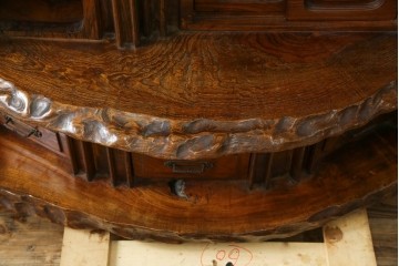 和製ヴィンテージ　特注　工芸家具　総欅(ケヤキ)材　漆塗り　凝ったデザインが存在感抜群の民芸飾り棚　(R-085742)