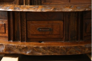 和製ヴィンテージ　特注　工芸家具　総欅(ケヤキ)材　漆塗り　凝ったデザインが存在感抜群の民芸飾り棚　(R-085742)