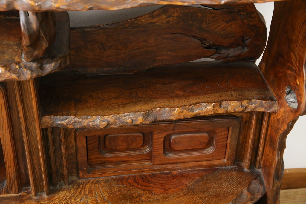 和製ヴィンテージ　特注　工芸家具　総欅(ケヤキ)材　漆塗り　凝ったデザインが存在感抜群の民芸飾り棚　(R-085742)