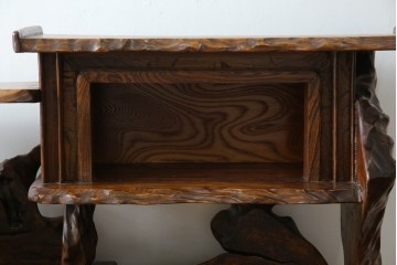 和製ヴィンテージ　特注　工芸家具　総欅(ケヤキ)材　漆塗り　凝ったデザインが存在感抜群の民芸飾り棚　(R-085742)