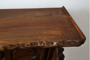 和製ヴィンテージ　特注　工芸家具　総欅(ケヤキ)材　漆塗り　凝ったデザインが存在感抜群の民芸飾り棚　(R-085742)