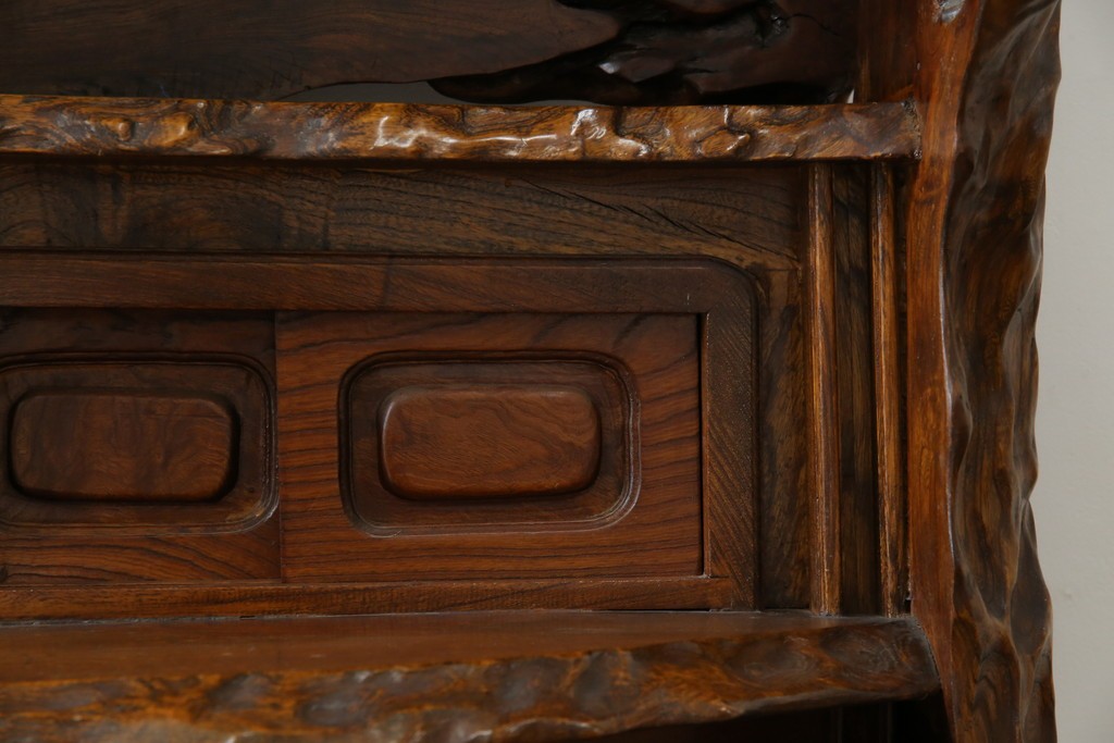 和製ヴィンテージ　特注　工芸家具　総欅(ケヤキ)材　漆塗り　凝ったデザインが存在感抜群の民芸飾り棚　(R-085742)