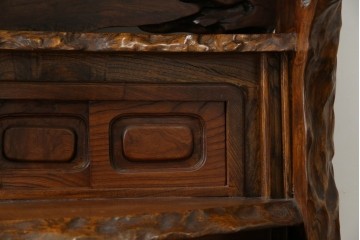 和製ヴィンテージ　特注　工芸家具　総欅(ケヤキ)材　漆塗り　凝ったデザインが存在感抜群の民芸飾り棚　(R-085742)