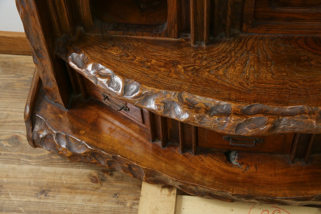 和製ヴィンテージ　特注　工芸家具　総欅(ケヤキ)材　漆塗り　凝ったデザインが存在感抜群の民芸飾り棚　(R-085742)