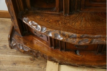 和製ヴィンテージ　特注　工芸家具　総欅(ケヤキ)材　漆塗り　凝ったデザインが存在感抜群の民芸飾り棚　(R-085742)