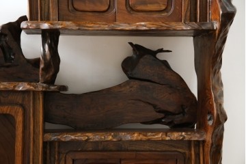 和製ヴィンテージ　特注　工芸家具　総欅(ケヤキ)材　漆塗り　凝ったデザインが存在感抜群の民芸飾り棚　(R-085742)