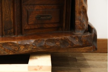 和製ヴィンテージ　特注　工芸家具　総欅(ケヤキ)材　漆塗り　凝ったデザインが存在感抜群の民芸飾り棚　(R-085742)