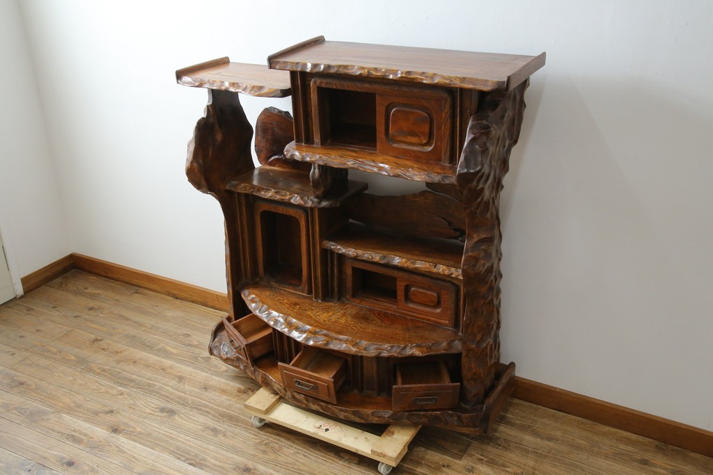 和製ヴィンテージ　特注　工芸家具　総欅(ケヤキ)材　漆塗り　凝ったデザインが存在感抜群の民芸飾り棚　(R-085742)