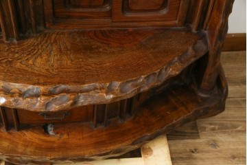 和製ヴィンテージ　特注　工芸家具　総欅(ケヤキ)材　漆塗り　凝ったデザインが存在感抜群の民芸飾り棚　(R-085742)