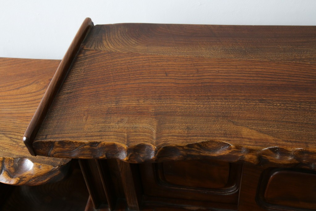 和製ヴィンテージ　特注　工芸家具　総欅(ケヤキ)材　漆塗り　凝ったデザインが存在感抜群の民芸飾り棚　(R-085742)