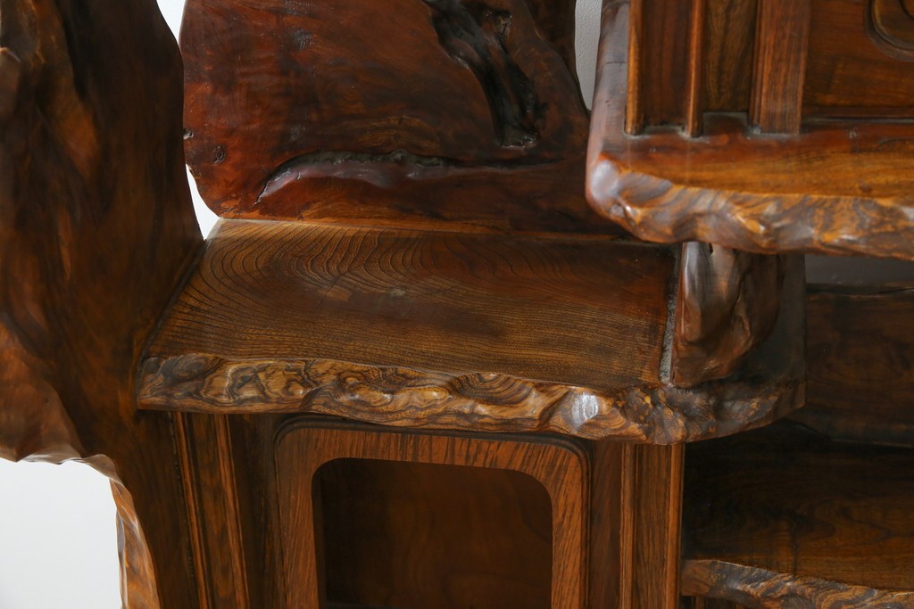 和製ヴィンテージ　特注　工芸家具　総欅(ケヤキ)材　漆塗り　凝ったデザインが存在感抜群の民芸飾り棚　(R-085742)