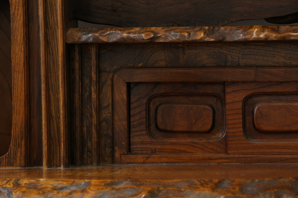 和製ヴィンテージ　特注　工芸家具　総欅(ケヤキ)材　漆塗り　凝ったデザインが存在感抜群の民芸飾り棚　(R-085742)