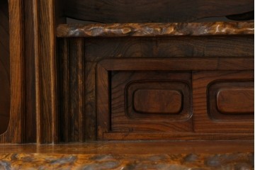 和製ヴィンテージ　特注　工芸家具　総欅(ケヤキ)材　漆塗り　凝ったデザインが存在感抜群の民芸飾り棚　(R-085742)