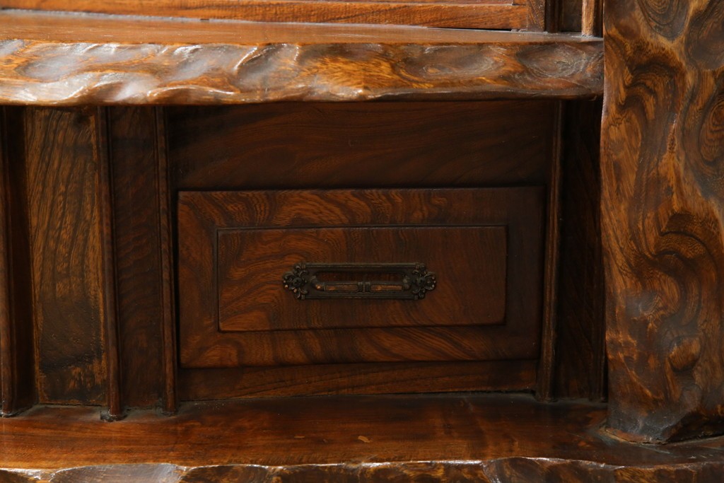 和製ヴィンテージ　特注　工芸家具　総欅(ケヤキ)材　漆塗り　凝ったデザインが存在感抜群の民芸飾り棚　(R-085742)