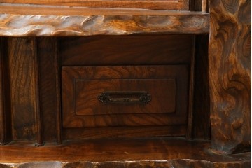 和製ヴィンテージ　特注　工芸家具　総欅(ケヤキ)材　漆塗り　凝ったデザインが存在感抜群の民芸飾り棚　(R-085742)