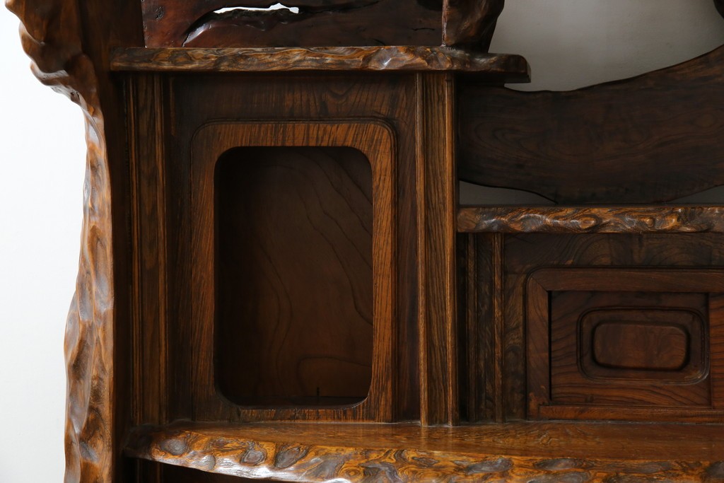 和製ヴィンテージ　特注　工芸家具　総欅(ケヤキ)材　漆塗り　凝ったデザインが存在感抜群の民芸飾り棚　(R-085742)