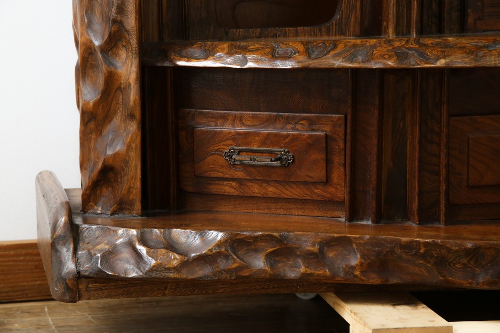 和製ヴィンテージ　特注　工芸家具　総欅(ケヤキ)材　漆塗り　凝ったデザインが存在感抜群の民芸飾り棚　(R-085742)