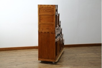 中古　美品　ガラス格子戸と重厚な金具が印象的な両面使いの階段箪笥　(R-085743)