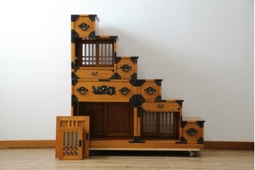 中古　美品　ガラス格子戸と重厚な金具が印象的な両面使いの階段箪笥　(R-085743)