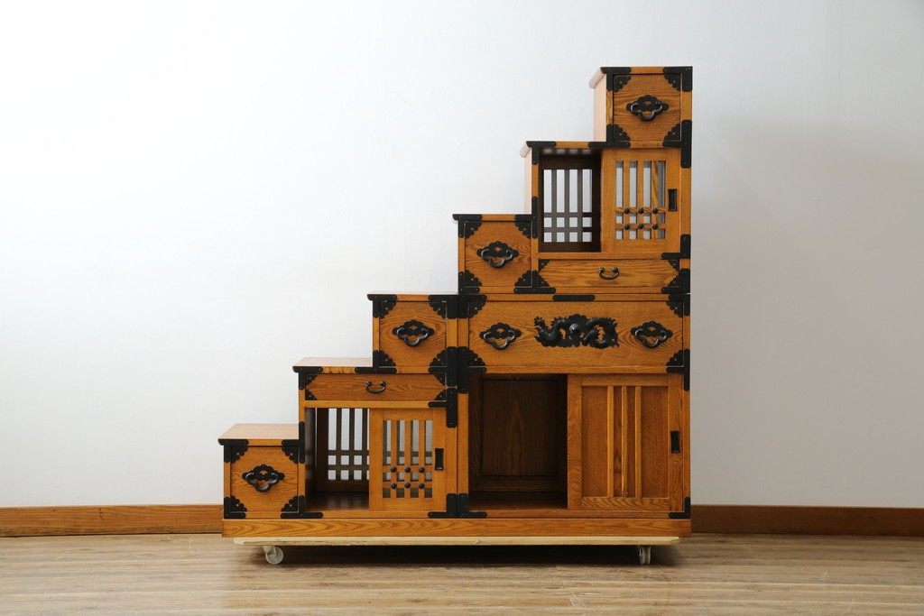 中古　美品　ガラス格子戸と重厚な金具が印象的な両面使いの階段箪笥　(R-085743)