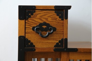 中古　美品　ガラス格子戸と重厚な金具が印象的な両面使いの階段箪笥　(R-085743)