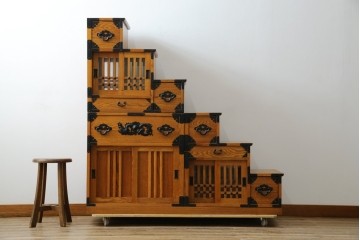 中古　美品　ガラス格子戸と重厚な金具が印象的な両面使いの階段箪笥　(R-085743)